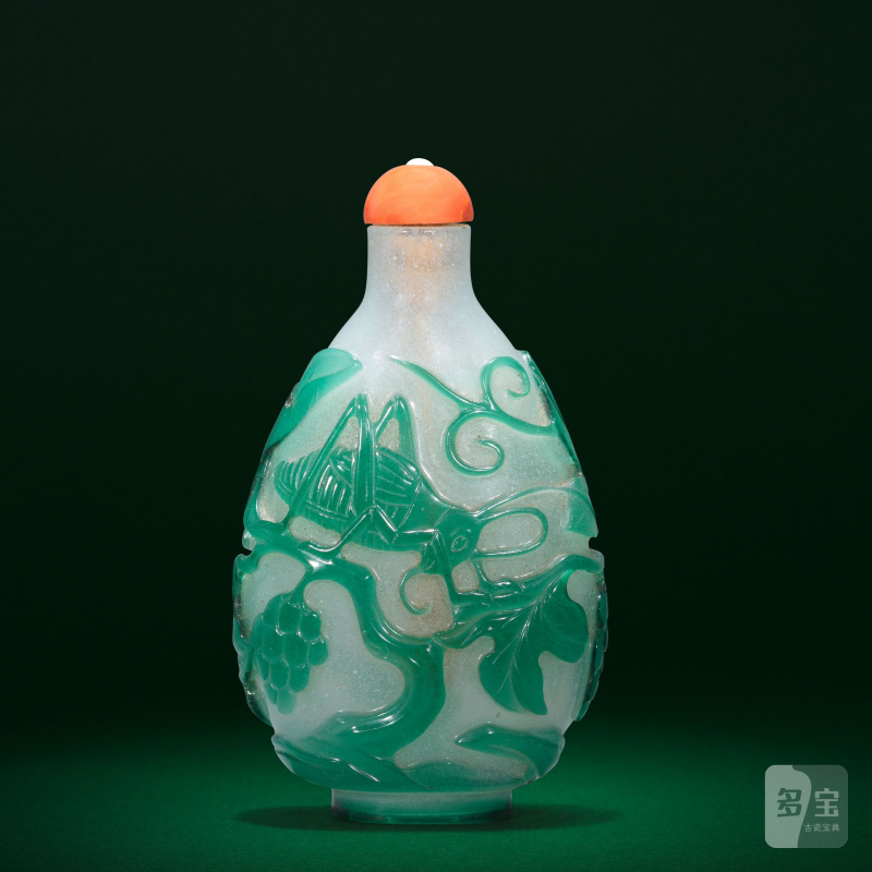 十八/十九世紀 霏雪地套綠料蟋蟀葡萄紋鼻烟壺 | A GREEN-OVERLAY GLASS 'CRICKET AND GRAPES' SNUFF BOTTLE